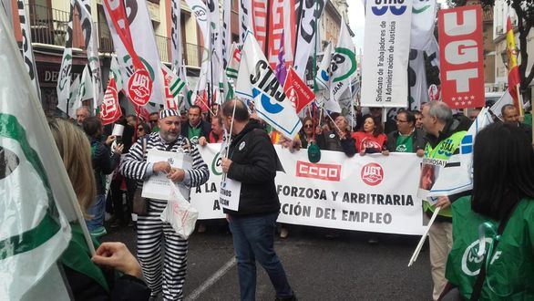 Miles de funcionarios de Justicia secundan la huelga contra los traslados forzosos