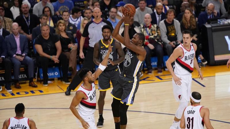 NBA. Los Warriors salen del hoyo y Steph Curry, ileso en un accidente de tráfico
