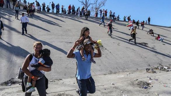 EEUU repele con gas lacrimógeno el intento de un centenar de migrantes de cruzar el muro