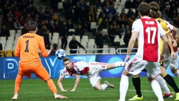 El Ajax doma al AEK y vuelve a octavos tras 10 años de ausencia | 0-2