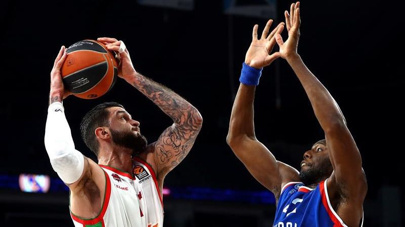 Euroliga. El Baskonia condece aire al Efes y pierde una ocasión | 96-85