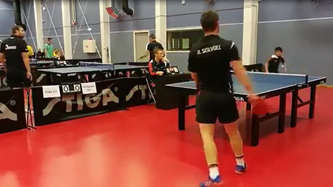 La jugada maestra de un adolescente en un torneo de tenis de mesa