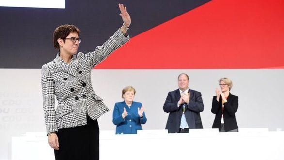 La centrista Kramp-Karrenbauer, elegida como sucesora de Merkel