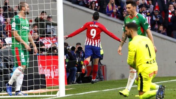 El Atlético cumple ante el Alavés y presiona al Barcelona | 3-0