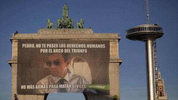 Greenpeace despliega un meme gigante de Sánchez contra la venta de armas