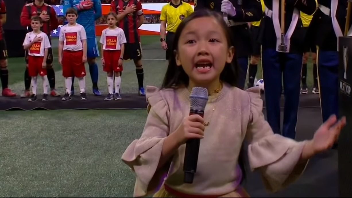 Una niña de 7 años canta el himno estadounidense y emociona al público