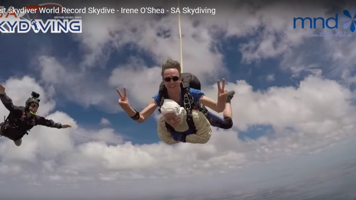 Una bisabuela de 102 años cumple su sueño: vuela en paracaídas