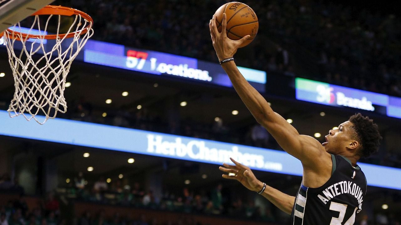 NBA. Curry salva el liderato de los Warriors y Antetokounmpo grita atención