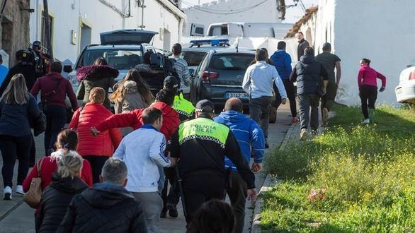Los vecinos tratan de linchar a Montoya a su regreso a El Campillo