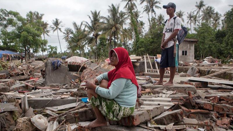 Aumentan a 430 los muertos por el tsunami que asoló la costa indonesia