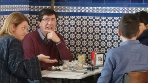 Cs y Adelante Andalucía negocian la Mesa del Parlamento en un bar