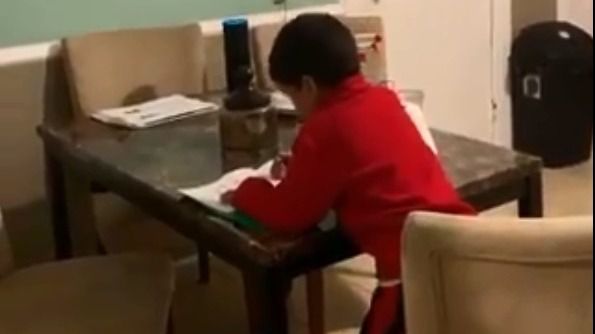 Un niño de seis años pide ayuda a Alexa para hacer sus deberes