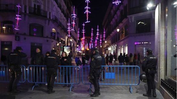 Agentes de la Policía vigilan accesos a las fiestas de Nochevieja.