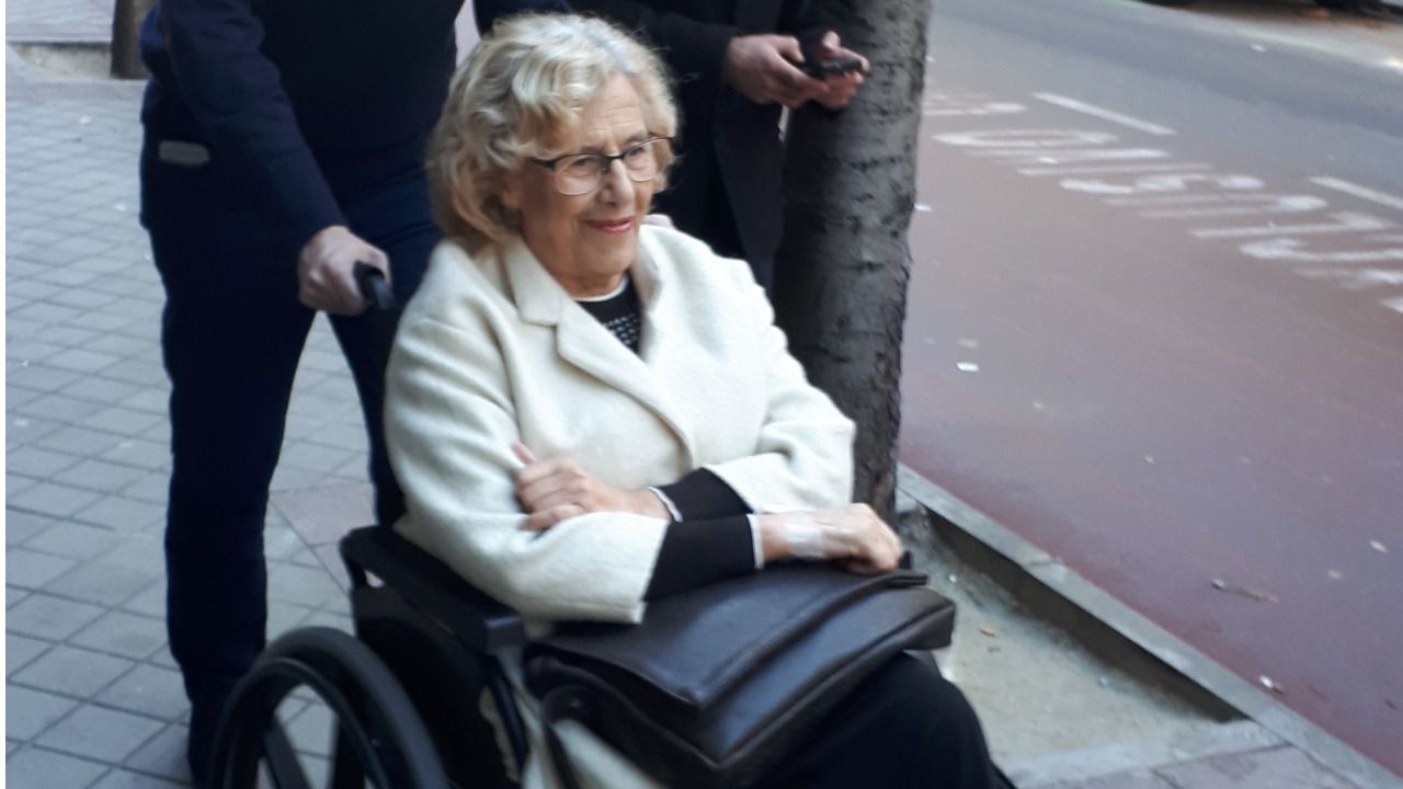 Carmena recibe el alta, aunque no podrá apoyar el pie en 3 meses