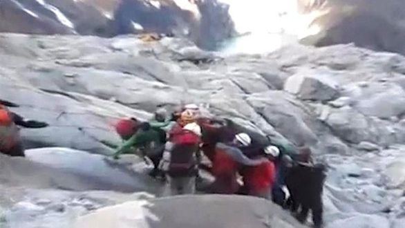 Rescatan los cuerpos de los tres españoles muertos en una avalancha