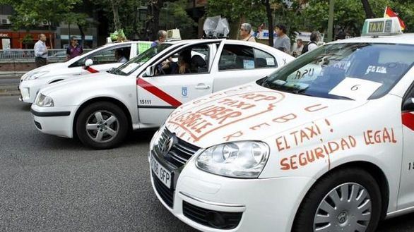 Los taxistas madrileños convocan una huelga indefinida a partir del lunes