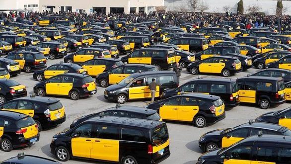 La Gran Vía de Barcelona continúa bloqueada por centenares de taxistas