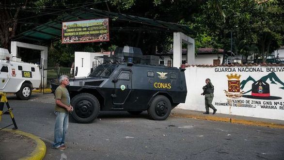 Militares venezolanos arrebatan imágenes a varios fotógrafos