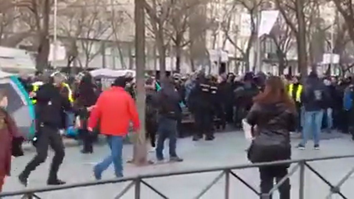 Un taxista finge una agresión policial