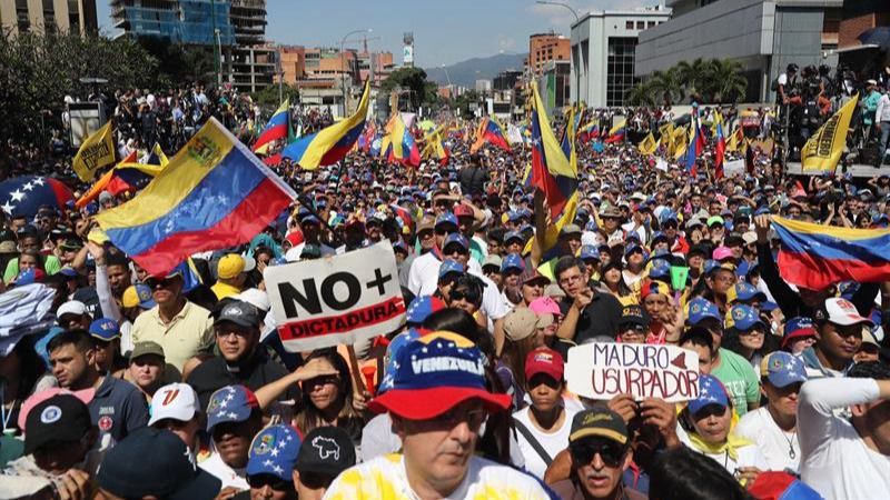 Cientos de miles de venezolanos se echan a la calle para pedir a Maduro que se vaya