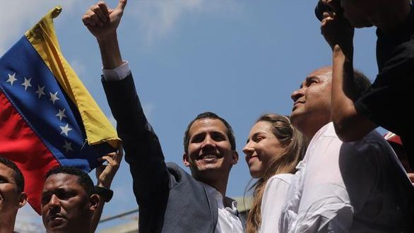 Guaidó desafía a Maduro y anuncia la entrada de ayuda exterior