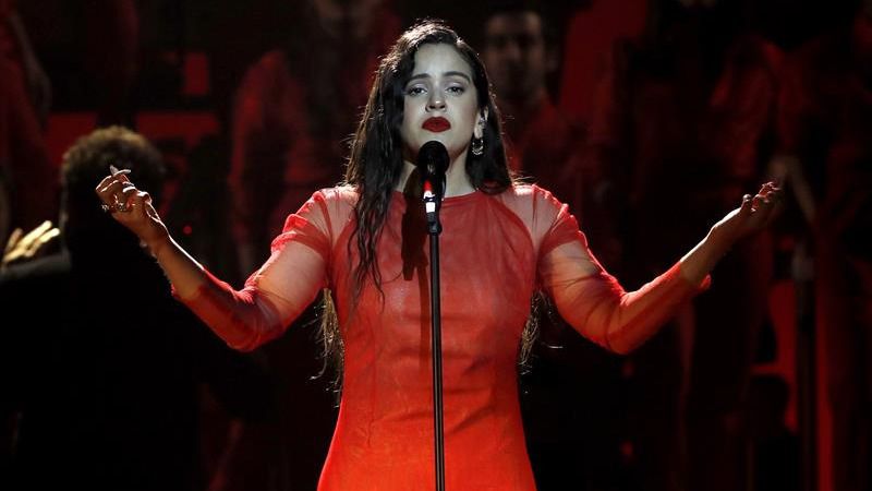 Rosalía emociona con su versión de Me quedo contigo , de Los Chunguitos