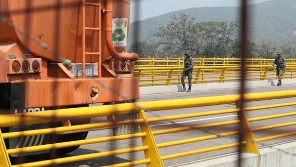 Guaidó ordena a los militares que permitan pasar a la ayuda externa