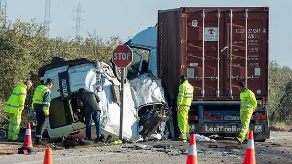 Cinco fallecidos en un choque frontal entre un camión y una furgoneta