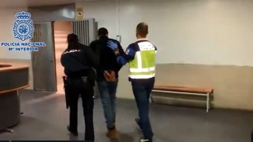 Detenido un hombre tras hallar a su mujer descuartizada en un congelador