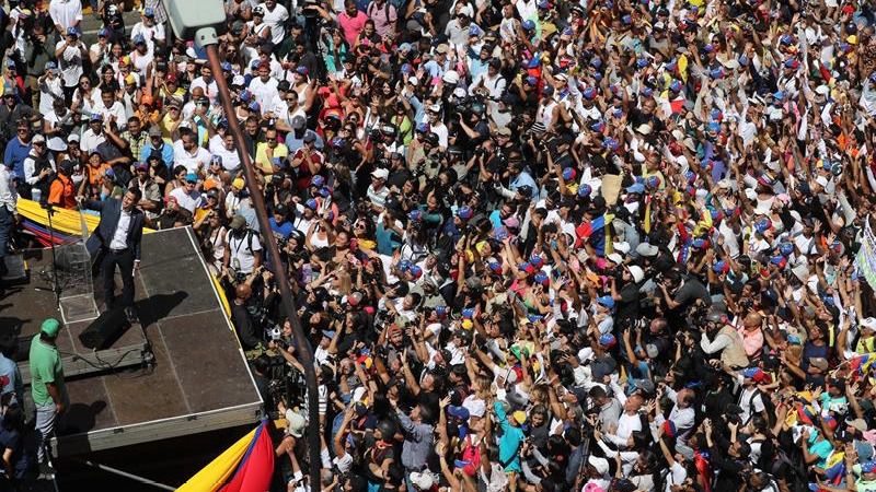 Venezuela vuelve a echarse a la calle para pedir ayuda, espoleada por Guaidó
