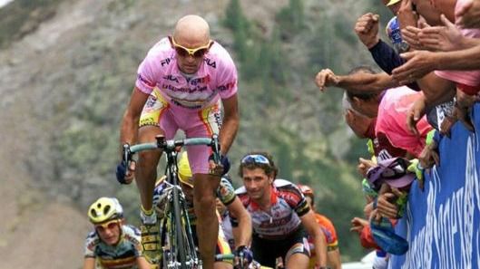 Giro. Italia, como a Coppi, sigue haciendo reverencias a Marco Pantani