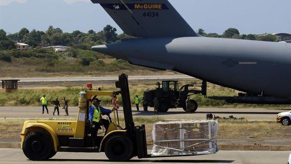 Militares de EEUU dejan en Colombia la ayuda para Venezuela