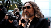 Juicio a Russell Brand: la fiscalía lo acusa de ser 'un depredador sexual despiadado'