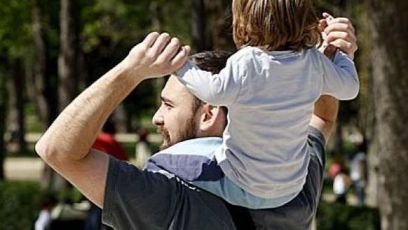 El Gobierno aplaza al 1 de abril la ampliación del permiso de paternidad
