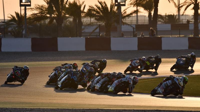 GP Catar. Dovizioso gana el cuerpeo con Márquez en un intenso comienzo de Mundial