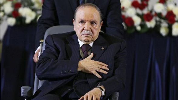 Bouteflika renuncia a la reelección y aplaza las elecciones