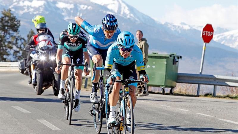 Volta a Cataluña. 'Supermán' López estalla para atemorizar al resto