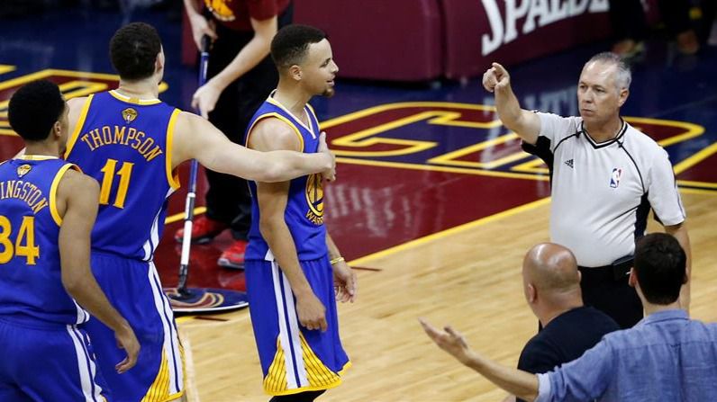 NBA. La polémica arbitral frena a los Warriors y los Nuggets les empatan