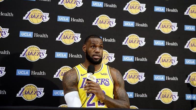 NBA. El primer año de LeBron James en los Lakers acaba ya y contra su voluntad