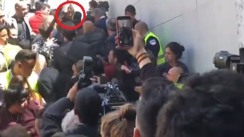 Estudiantes separatistas boicotean un acto de Álvarez de Toledo en Barcelona