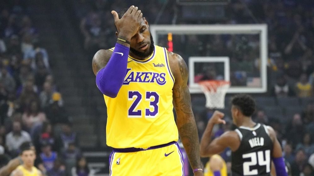 NBA. La crisis en los Lakers se agudiza: Walton, despedido y Ball en el alambre