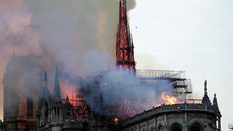 Así cayó la aguja de Notre Dame devorada por las llamas