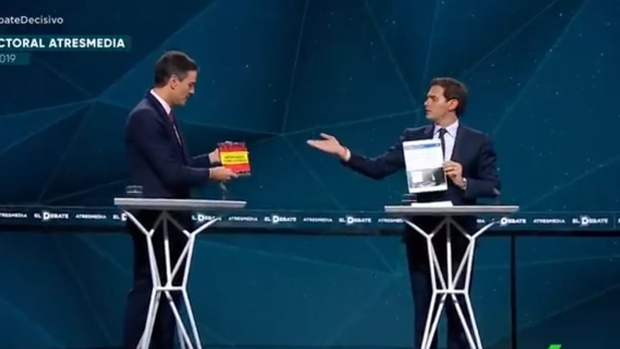 Rivera le lleva a Sánchez su tesis y este le regala el libro de Abascal