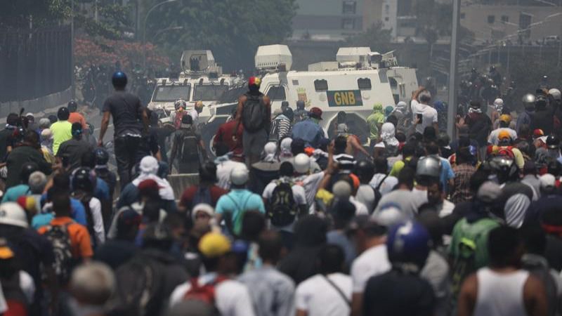 Una tanqueta arrolla a manifestantes en los disturbios