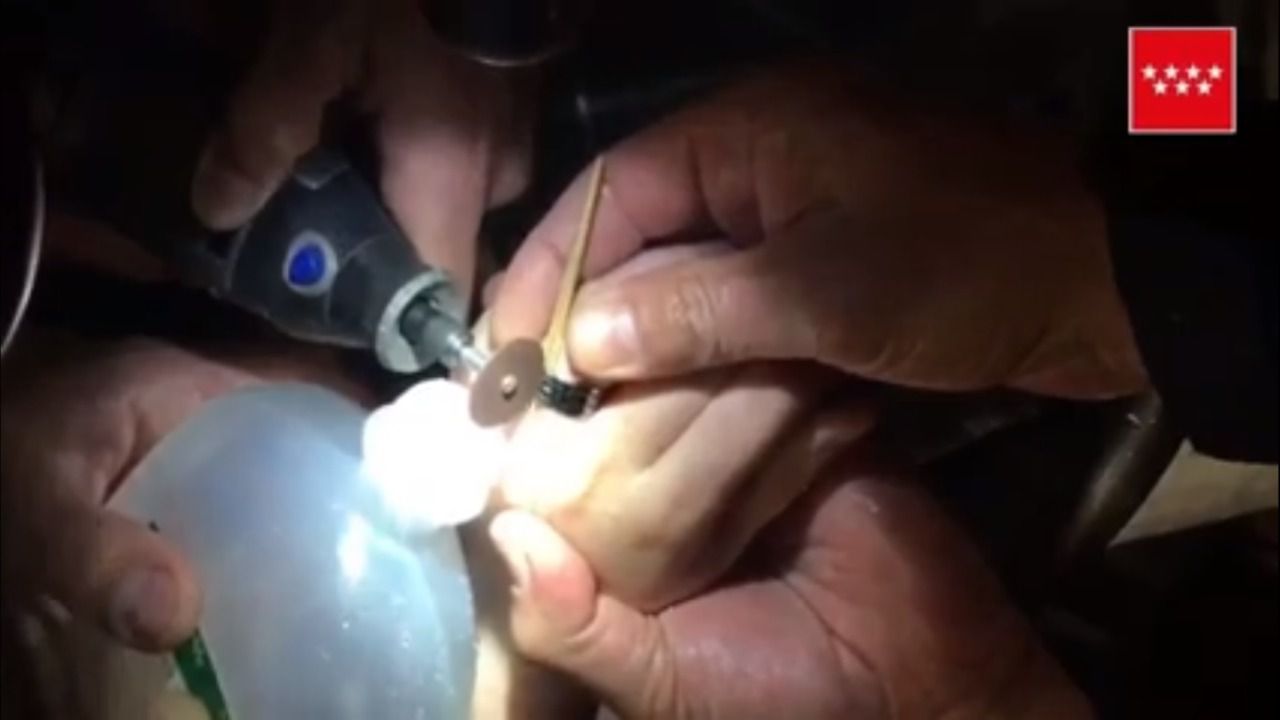 Llaman a los bomberos para quitarle un anillo atascado en el dedo
