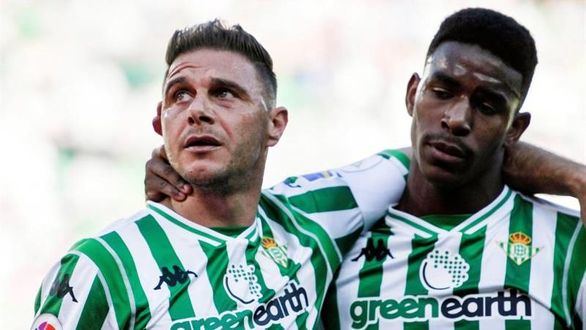 Joaquín da alegría al Betis en el trámite ante el Huesca | 2-1