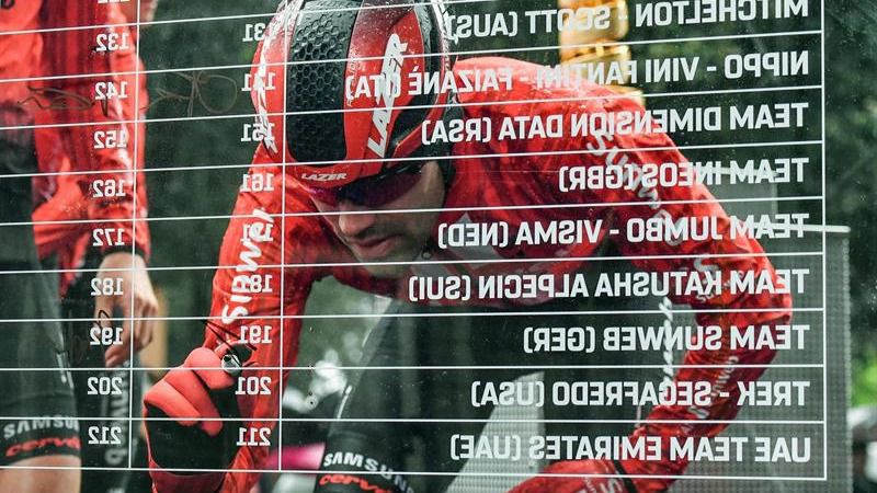 Giro. Ackermann firma su doblete en el abandono de Tom Dumoulin