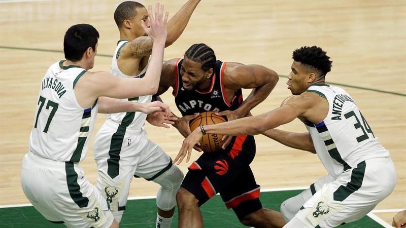 NBA Playoffs. Los Bucks golpean primero tras anular a Kawhi Leonard