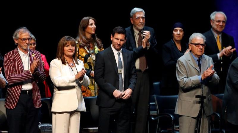 Messi evita aplaudir ante los gritos de 