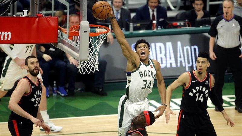 NBA Playoffs. Antetokounmpo y los Bucks acomplejan a los Raptors
